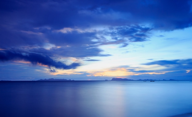 パノラマの劇的な熱帯の青い夕日と空の背景 プレミアム写真