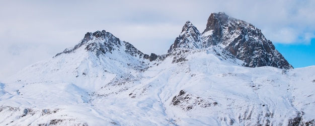 フランスの雪で覆われた美しいロッキー山脈のパノラマ撮影 無料の写真