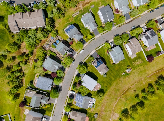 ブルックリンニューヨークnyの住宅街の近所の一戸建て住宅のパノラマビュー プレミアム写真