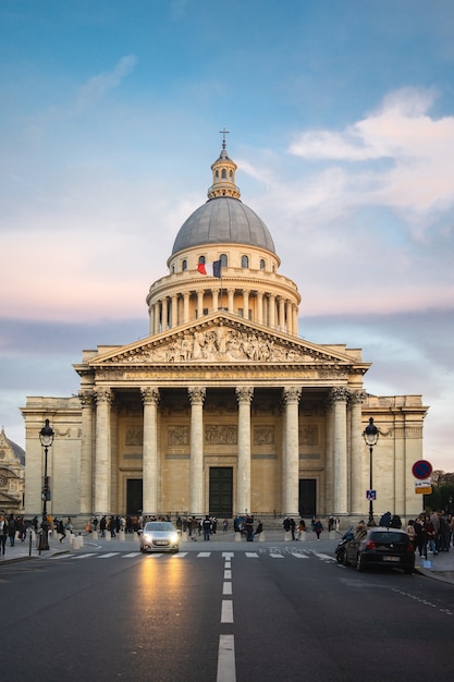 フランスのパリで日没時に曇り空の下で人々に囲まれたパンテオン 無料の写真