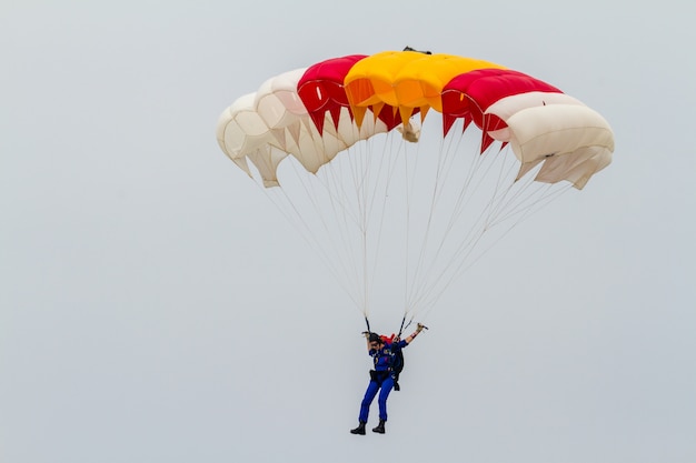 Man in parachute | Photo: Freepik