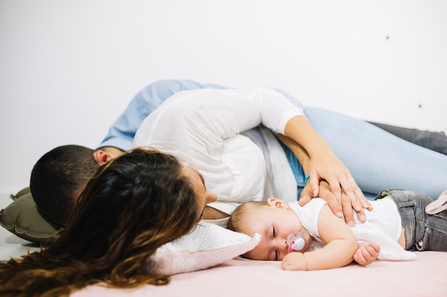 Parents sleeping with baby | Free Photo
