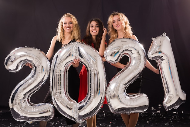 Premium Photo Party People And New Year Holidays Concept Cheerful Young Women Celebrating 3072