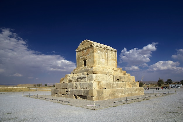 Pasargadae tomb and necropolis, iran Premium Photo