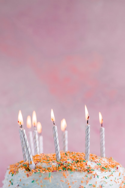 パステルカラーの誕生日ケーキ 無料の写真