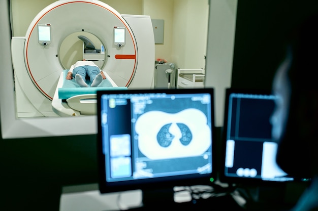 Patient undergoes an mri or ct scan under the supervision of a radiologist Premium Photo- brain tumor
