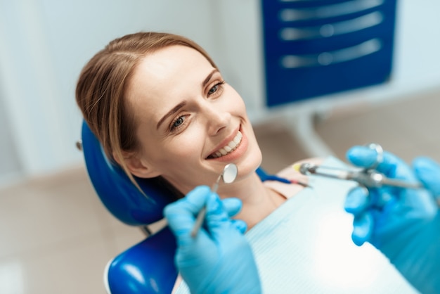 Посещение пациента стоматология. стоматолог осматривает зубы. | Премиум Фото
