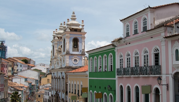 サルバドールバイーアブラジルのペロウリーニョ歴史的中心部 プレミアム写真