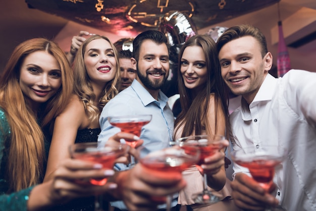 Частый отдых с друзьями может спровоцировать алкоголизм