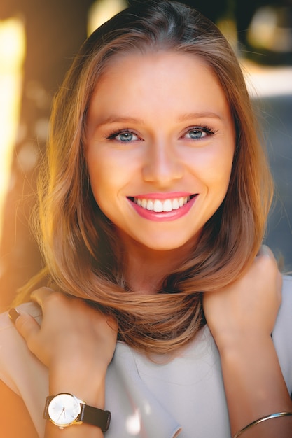人 美しい若い笑顔魅力的な金髪白人少女の肖像画 プレミアム写真