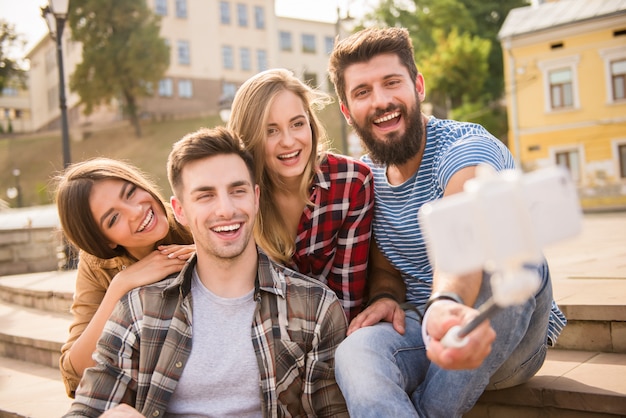 Lyudi Delayut Selfi Po Telefonu Na Ulice Premium Foto