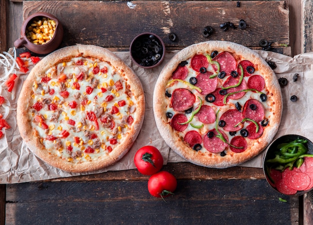 Pepperoni and chicken pizzas with mixed vegetables Free Photo