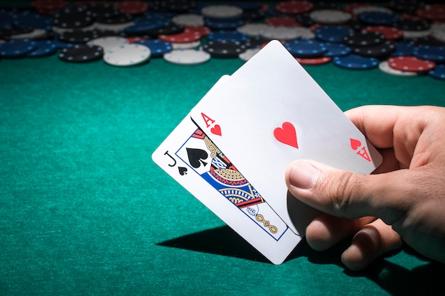 person-s-hand-holding-poker-card-casino_23-2147881370.jpg (626×417)