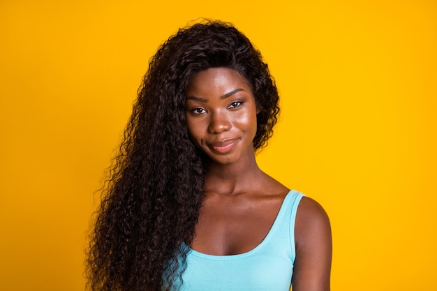 Premium Photo | Photo portrait of smug african american woman smirking ...