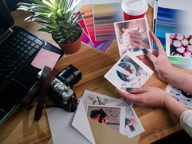 写真家のポートフォリオ インスピレーション写真趣味レジャーアートの創造性 最高の写真を選択する女性 バックグラウンドでカメラのラップトップとカラーパレット プレミアム写真