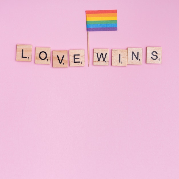 Frase D Amore Vince E Bandiera Lgbt Foto Gratis