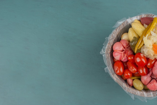 木製のバケツに漬けたトマト オリーブ ニンニク キャベツ きゅうり 無料の写真