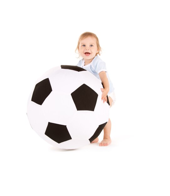 白の上にサッカーボールを持つ男の子の写真 プレミアム写真