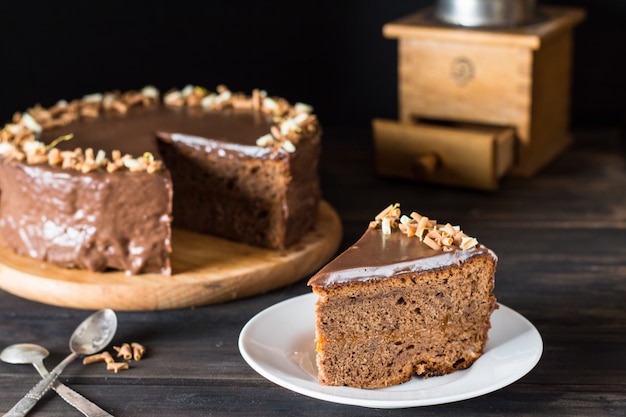 チョコレートケーキの一片 オーストリアのケーキ ザッハーケーキ 朝食コンセプト コーヒータイム チョコレート プレミアム写真