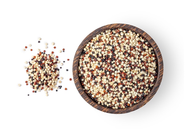 กอง quinoa ดิบผสมเม็ดในชามไม้ที่แยกได้บนผิวสีขาว มุมมองด้านบน Premium Photo