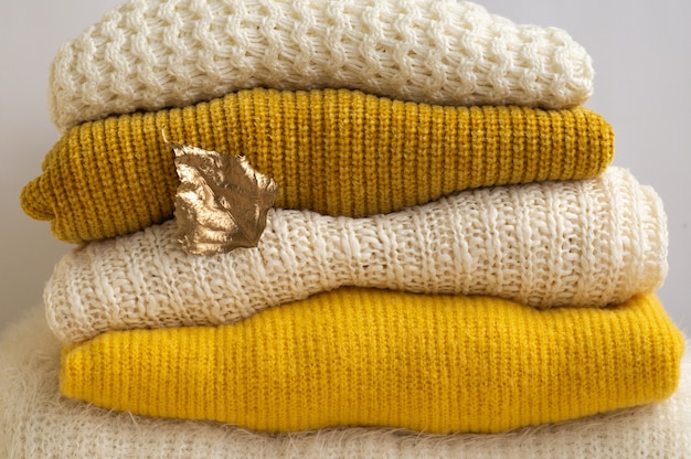秋の金箔のニット服の山 プレミアム写真