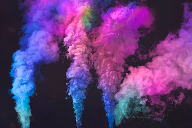 黒の壁紙にピンクとブルーの煙の効果 無料の写真