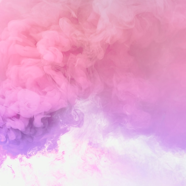 白い壁紙にピンクと紫の煙の効果 無料の写真