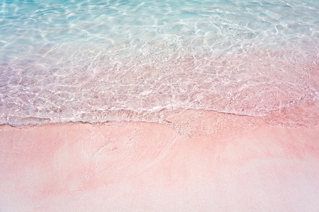 コモド国立公園のピンクビーチとスプラッシュウェーブ プレミアム写真