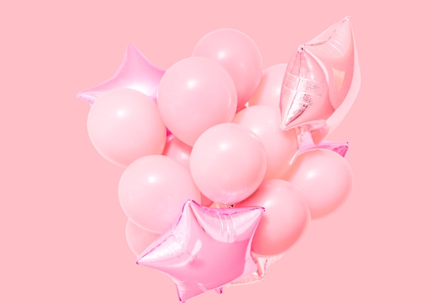 モックアップとピンクの背景にピンクの誕生日の風船 無料の写真