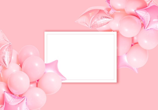 モックアップとピンクの背景にピンクの誕生日の風船 無料の写真