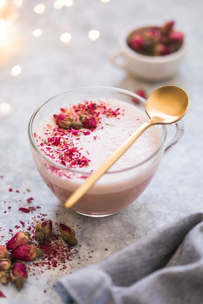 ピンクの抹茶ラテと牛乳 トレンディな飲み物 クリスマスドリンク プレミアム写真