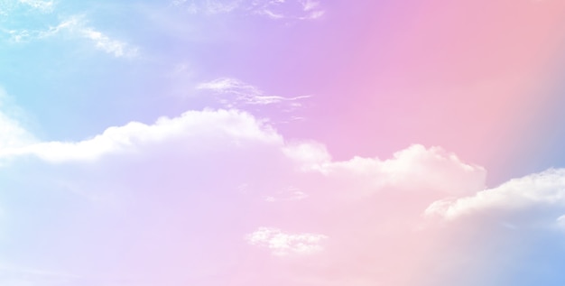 背景のピンクのパステルカラーの空 美しいロマンチックな夢のような雲 プレミアム写真
