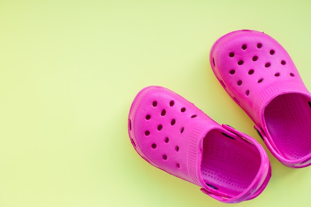 ピンクのサンダル履物。プール用ラバースニーカー。 copyspace赤ちゃんのビーチサンダル。子供用の靴夏のコンセプトです。 | プレミアム写真