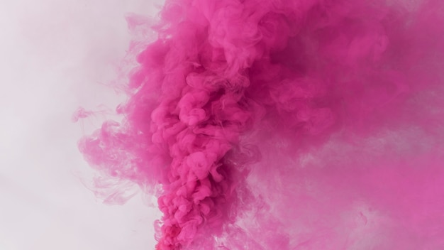 白い壁紙のピンクの煙の効果 無料の写真