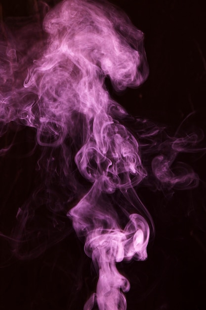 黒の背景にピンクの煙オーバーレイテクスチャの動き 無料の写真
