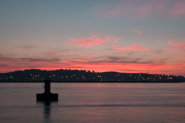 ピンクの夕日湖と街の明かり 無料の写真