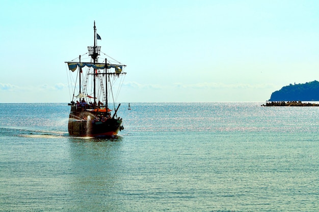 A pirate ship at the open sea | Photo: Freepik
