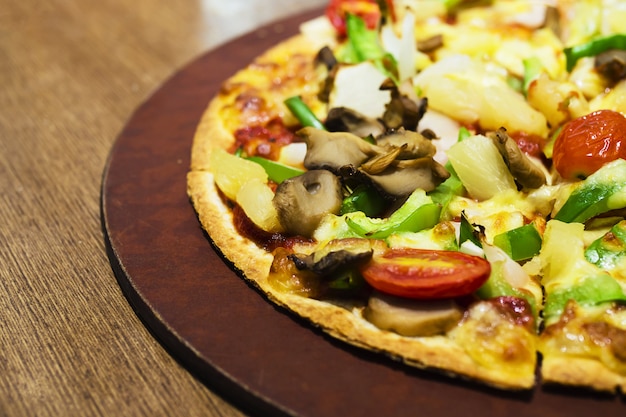 カラフル野菜のトッピングのピザ 無料の写真