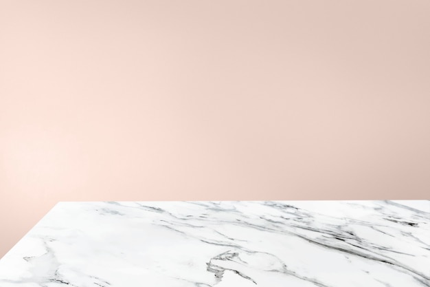 白い大理石のテーブル製品の背景と無地のパステルオレンジ色の壁 無料の写真