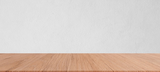 無地の白いセメント壁テクスチャパノラマ背景の茶色の木製パネルテーブルトップ プレミアム写真