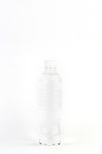 透明な水を入れたペットボトル 無料の写真