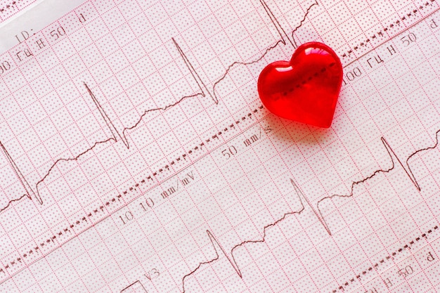 心電図 Ecg の背景にプラスチック製の心 健康な心の日 プレミアム写真