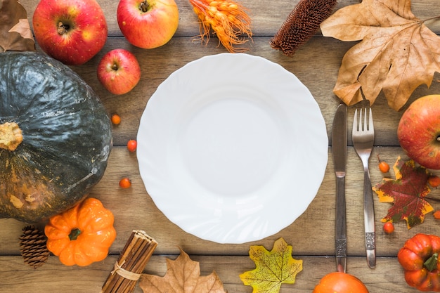 Free Photo | Plate between vegetables and fruits