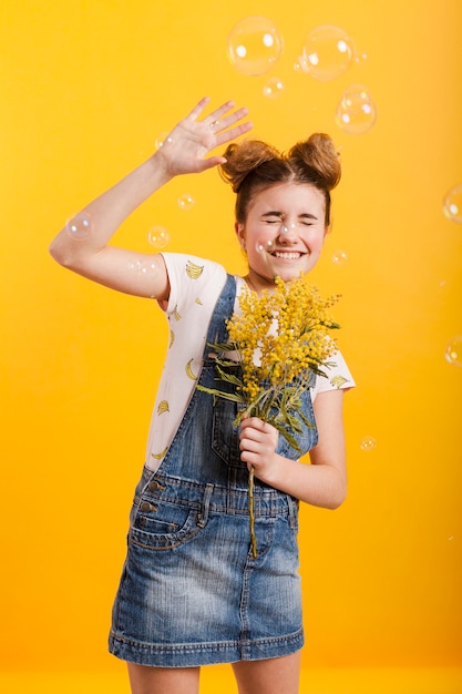 花の花束と遊び心のある女の子 無料の写真