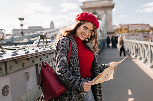フランスで休暇を過ごすエレガントな服装で女性旅行者を喜ばせる 無料の写真