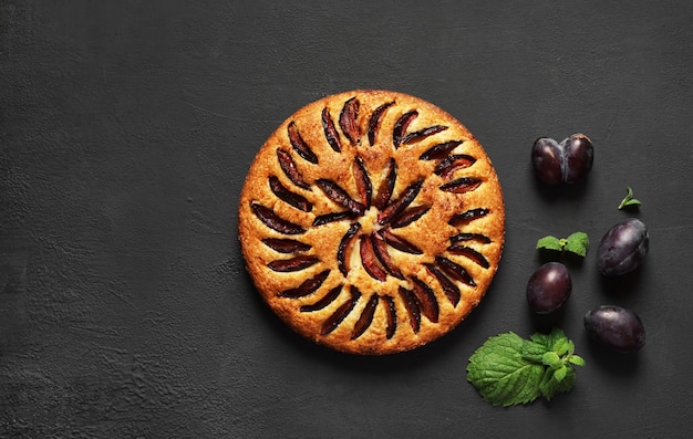 Premium Photo Plum Cake On Dark Background With Plums Nearly Top View