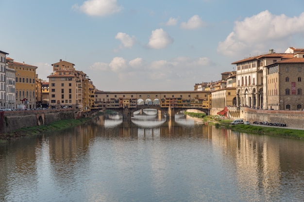 イタリア フィレンツェのアルノ川に架かるヴェッキオ橋 プレミアム写真