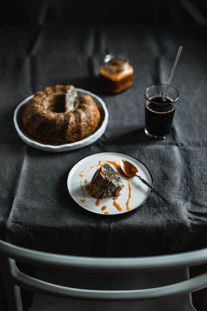 塩キャラメルとブラックコーヒーを添えたケシの実のバントケーキ プレミアム写真