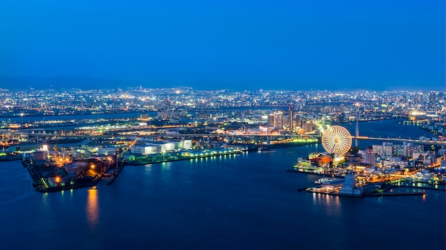 大阪港 夕暮れの大阪湾の夜景 旅行先 関西の有名な場所 日本 プレミアム写真