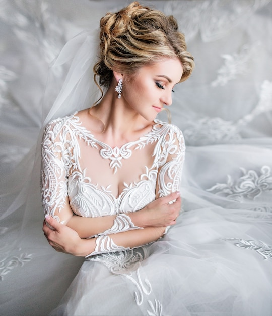 Portrair of dreamy blonde bride posing in a luxury room before the ceremony Free Photo